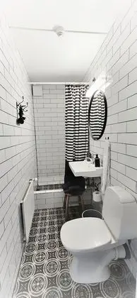 Üç Kişilik Oda, Ortak Banyo
