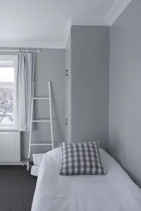 Üç Kişilik Oda, Ortak Banyo