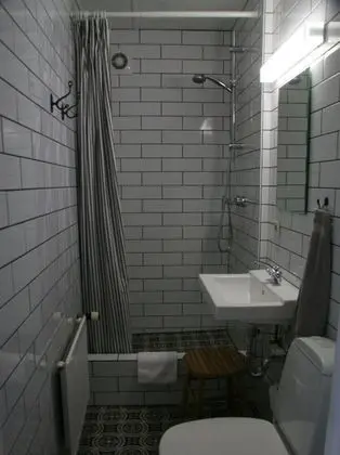 Üç Kişilik Oda, Ortak Banyo