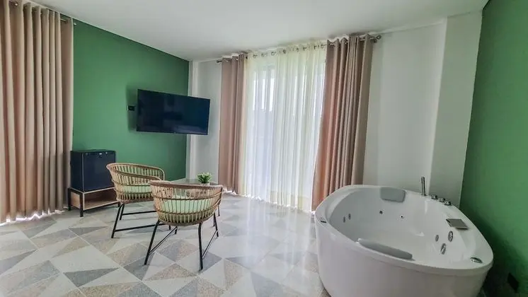 Superior Stüdyo Süit, Sıcak Su Havuzu