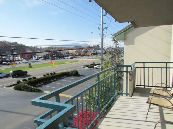 Balcony Parkway View Double Queens (No Pets)