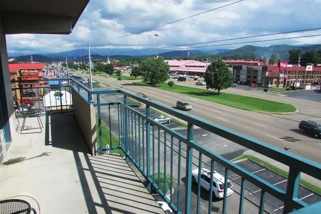 Balcony Parkway View Double Queens (No Pets)