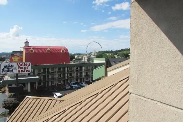 Balcony Parkway View Double Queens (No Pets)