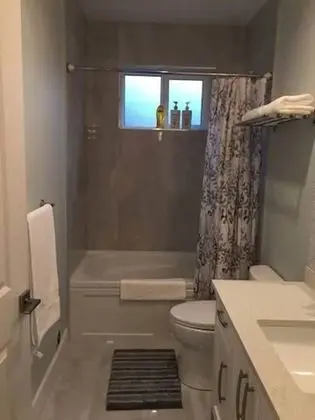 Oda, 1 Büyük (Queen) Boy Yatak, Sigara İçilmez (Shared Bathroom)