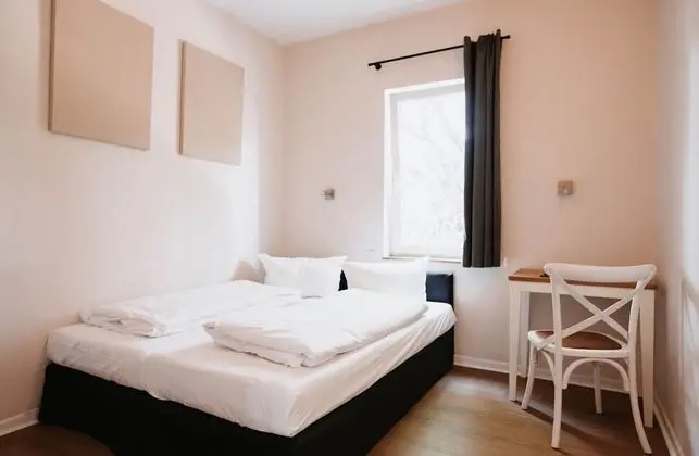 Tek Büyük Yataklı Oda, Ortak Banyo (with private shower)