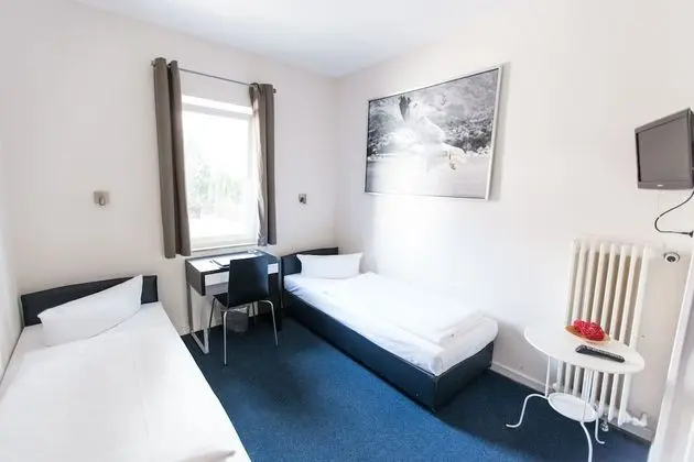 Tek Büyük Yataklı Oda, Ortak Banyo (with private shower)