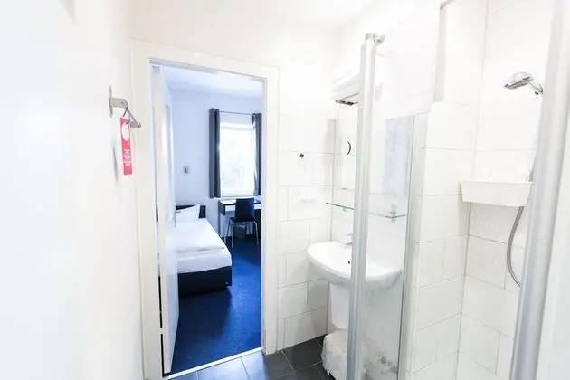 Tek Büyük Yataklı Oda, Ortak Banyo (with private shower)