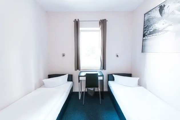 Tek Büyük Yataklı Oda, Ortak Banyo (with private shower)