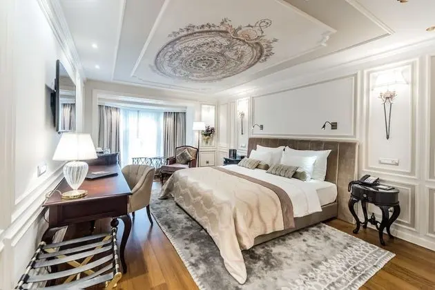 Luxury Oda