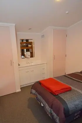 Ortak Ranzalı Oda, Ortak Banyo