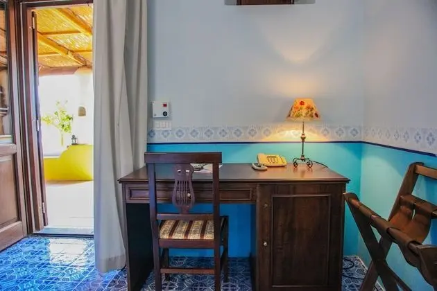 Tek Büyük veya İki Ayrı Yataklı Oda, Teras, Havuz Manzaralı