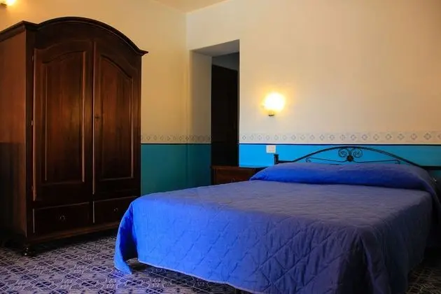 Tek Büyük veya İki Ayrı Yataklı Oda, Teras, Havuz Manzaralı