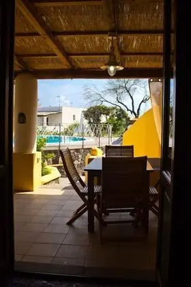 Tek Büyük veya İki Ayrı Yataklı Oda, Teras, Havuz Manzaralı