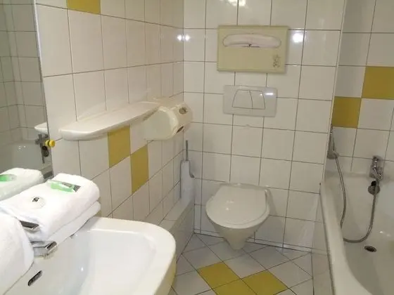 Tek Büyük Yataklı Oda, Balkon, Bahçe Manzaralı