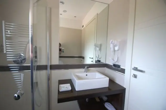 Business Tek Büyük veya İki Ayrı Yataklı Oda, Balkon, Bahçe Manzaralı