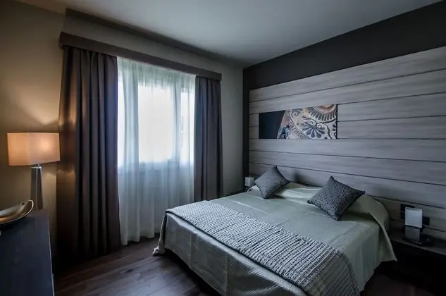 Business Tek Büyük veya İki Ayrı Yataklı Oda, Havuz Manzaralı