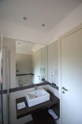 Business Tek Büyük veya İki Ayrı Yataklı Oda, Havuz Manzaralı