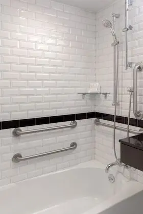 Oda (Classic Queen Guest Room with Tub)