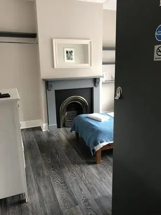 İki Ayrı Yataklı Oda, Ortak Banyo