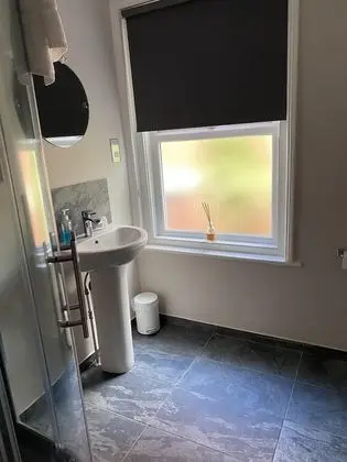İki Ayrı Yataklı Oda, Ortak Banyo