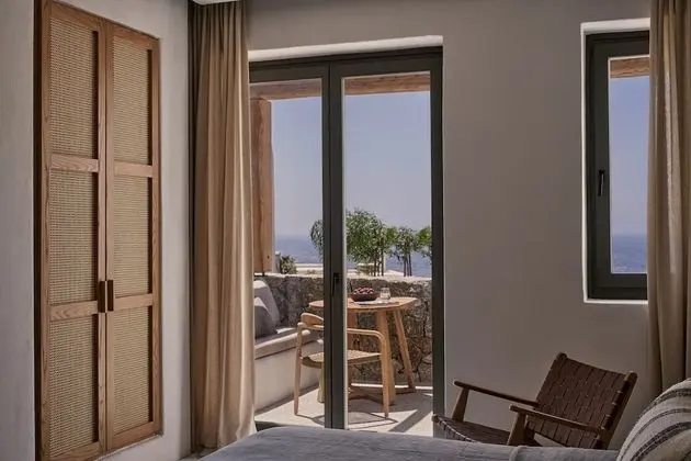 Junior Tek Büyük veya İki Ayrı Yataklı Oda