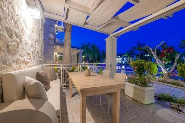 Grand Villa, 4 Yatak Odası, Havuz Manzaralı