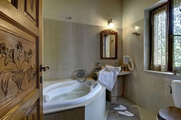 Deluxe Tek Büyük veya İki Ayrı Yataklı Oda, Şömine
