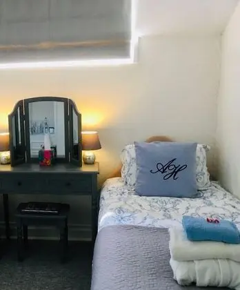 İki Ayrı Yataklı Oda, Ortak Banyo