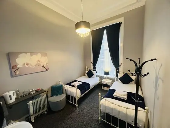 İki Ayrı Yataklı Oda, Ortak Banyo