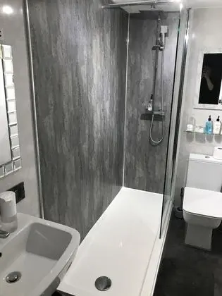 İki Ayrı Yataklı Oda, Ortak Banyo