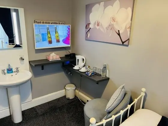 İki Ayrı Yataklı Oda, Ortak Banyo