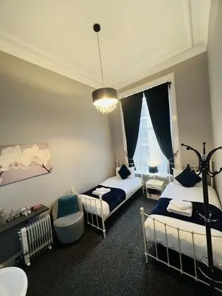 İki Ayrı Yataklı Oda, Ortak Banyo