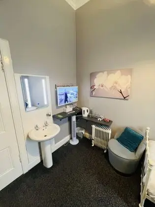 İki Ayrı Yataklı Oda, Ortak Banyo