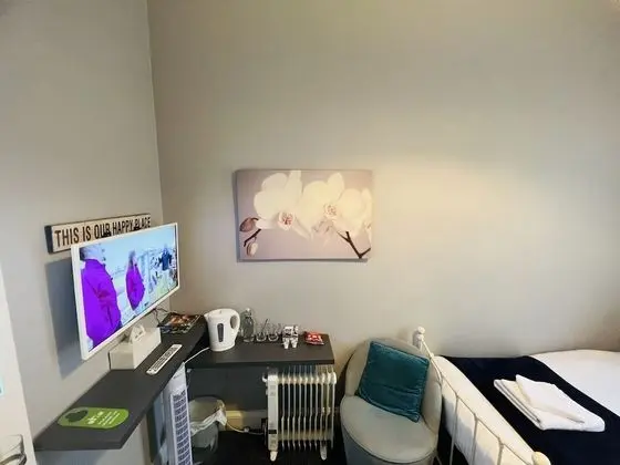 İki Ayrı Yataklı Oda, Ortak Banyo