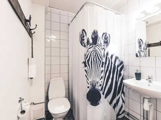 Tek Büyük veya İki Ayrı Yataklı Oda, Ortak Banyo