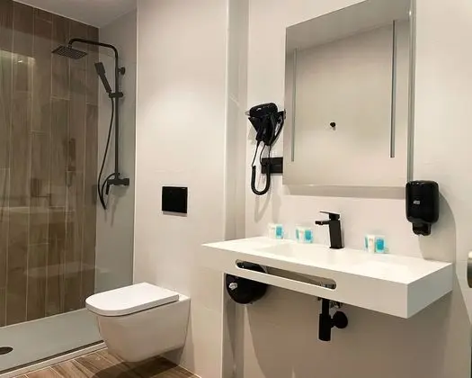 Basic Tek Büyük Yataklı Oda