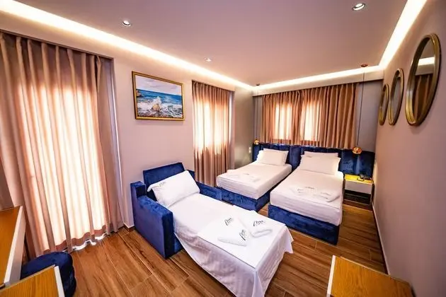 Deluxe Üç Kişilik Oda, Balkon, Havuz Manzaralı