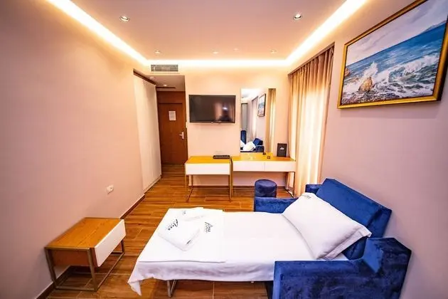 Deluxe Üç Kişilik Oda, Balkon, Havuz Manzaralı