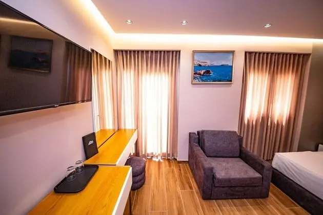 Deluxe Üç Kişilik Oda, Balkon, Havuz Manzaralı