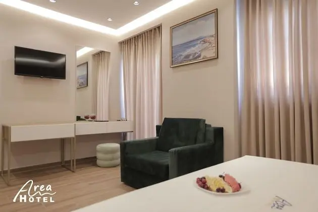 Deluxe Üç Kişilik Oda, Balkon, Havuz Manzaralı