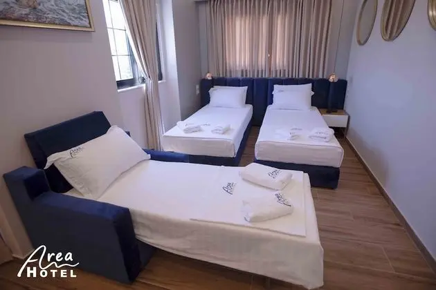 Deluxe Üç Kişilik Oda, Balkon, Havuz Manzaralı