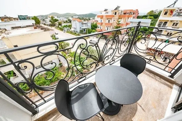 Deluxe Üç Kişilik Oda, Balkon, Havuz Manzaralı