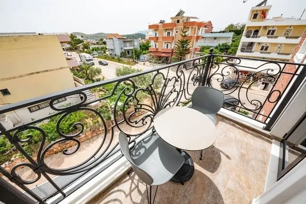 Deluxe Üç Kişilik Oda, Balkon, Havuz Manzaralı