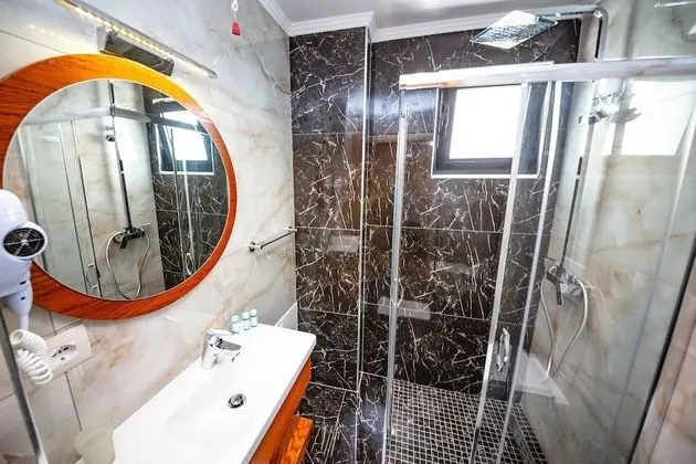 Deluxe Üç Kişilik Oda, Balkon, Havuz Manzaralı