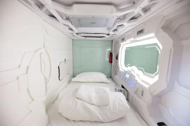 Single Capsule with Front Entrance