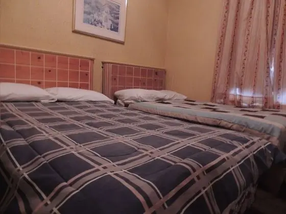 Oda, 2 Çift Kişilik Yatak, Ortak Banyo