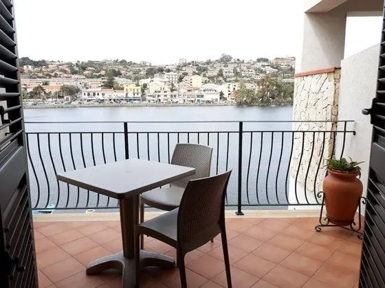 Panoramic Tek Büyük veya İki Ayrı Yataklı Oda, Balkon, Göl Kenarı
