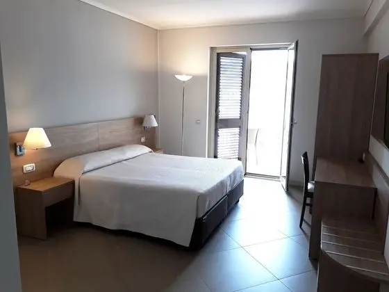 Panoramic Tek Büyük veya İki Ayrı Yataklı Oda, Balkon, Göl Kenarı