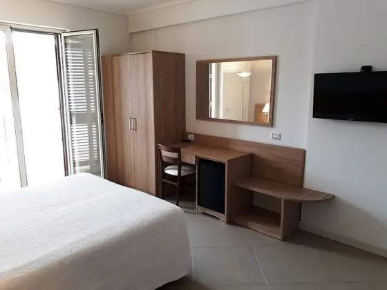 Panoramic Tek Büyük veya İki Ayrı Yataklı Oda, Balkon, Göl Kenarı