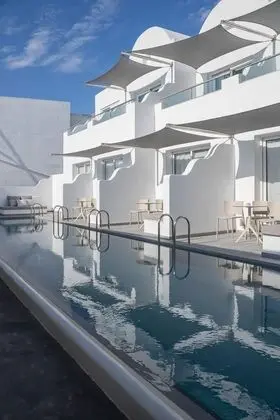 Junior Dört Kişilik Oda, Havuz Manzaralı (Shared Swimming Pool)